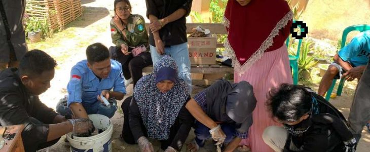 Pelatihan Pembuatan Briket untuk Kelompok Tani Di Desa Titiwangi dari KKN-PPM ITERA Kelompok 189. Pelatihan pembuatan briket bongggol jagung dilaksanakan oleh mahasiswa KKN-PPM 189 di Titiwangi, Candipuro, Lampung Selatan