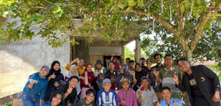 Pelatihan Pembuatan Briket untuk Kelompok Tani Di Desa Titiwangi dari KKN-PPM ITERA Kelompok 189. Pelatihan pembuatan briket bongggol jagung dilaksanakan oleh mahasiswa KKN-PPM 189 di Titiwangi, Candipuro, Lampung Selatan