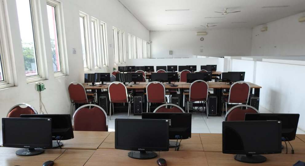 lab Komputer STEKOM- Biaya Kuliah di Universitas Sains & Teknologi Komputer (STEKOM) - 2023