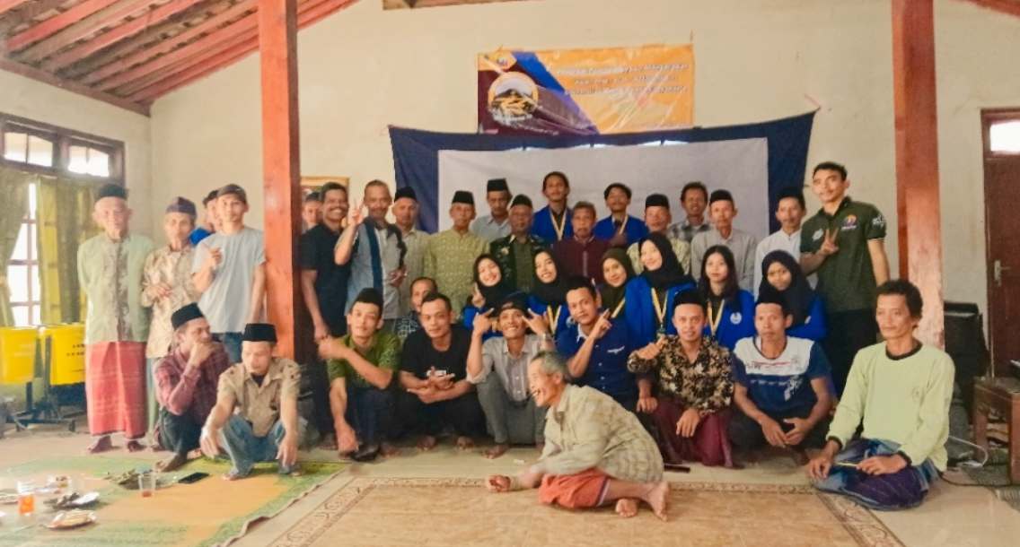KKN UMBY Mercu Buana Jogja - Sosialisasi tentang Kebersihan Kandang dan Praktek Pembuatan Pakan Silase di Dusun Grantingan