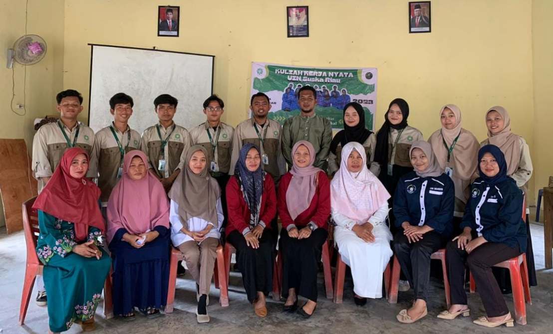 Mahasiswa KKN UIN Suska Riau Aktif Mendorong Pertumbuhan UMKM Desa Melalui Sosialisasi Aplikasi SI APIK