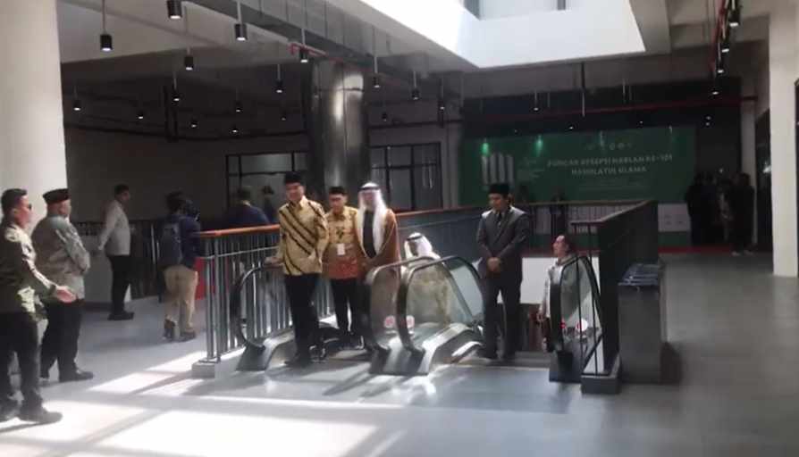 img.11-Jokowi saat naik Eskalator-okowi juga merespons peresmian Kampus Universitas NU Yogyakarta sebagai bagian dari perayaan Hari Lahir NU ke-101.jpg