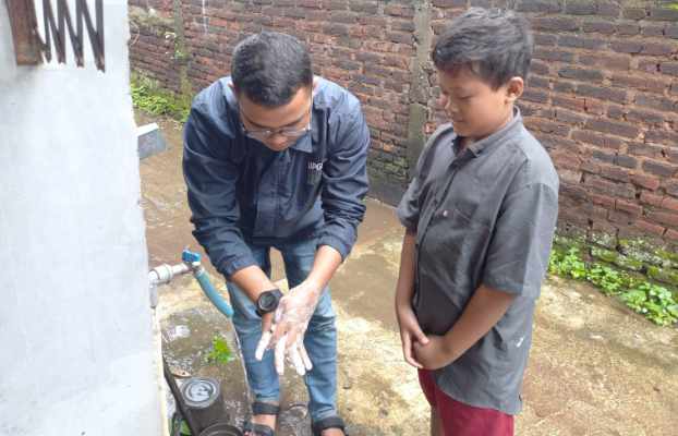 Mahasiswa KKN Edukasi Cuci Tangan dan Pemilahan Sampah Rumah Tangga di Desa Piji
