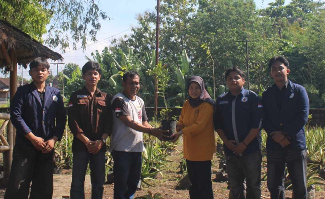 Mahasiswa Politeknik LPP Yogyakarta Ubah Limbah Kotoran Ayam Menjadi Pupuk Bernilai Ekonomi