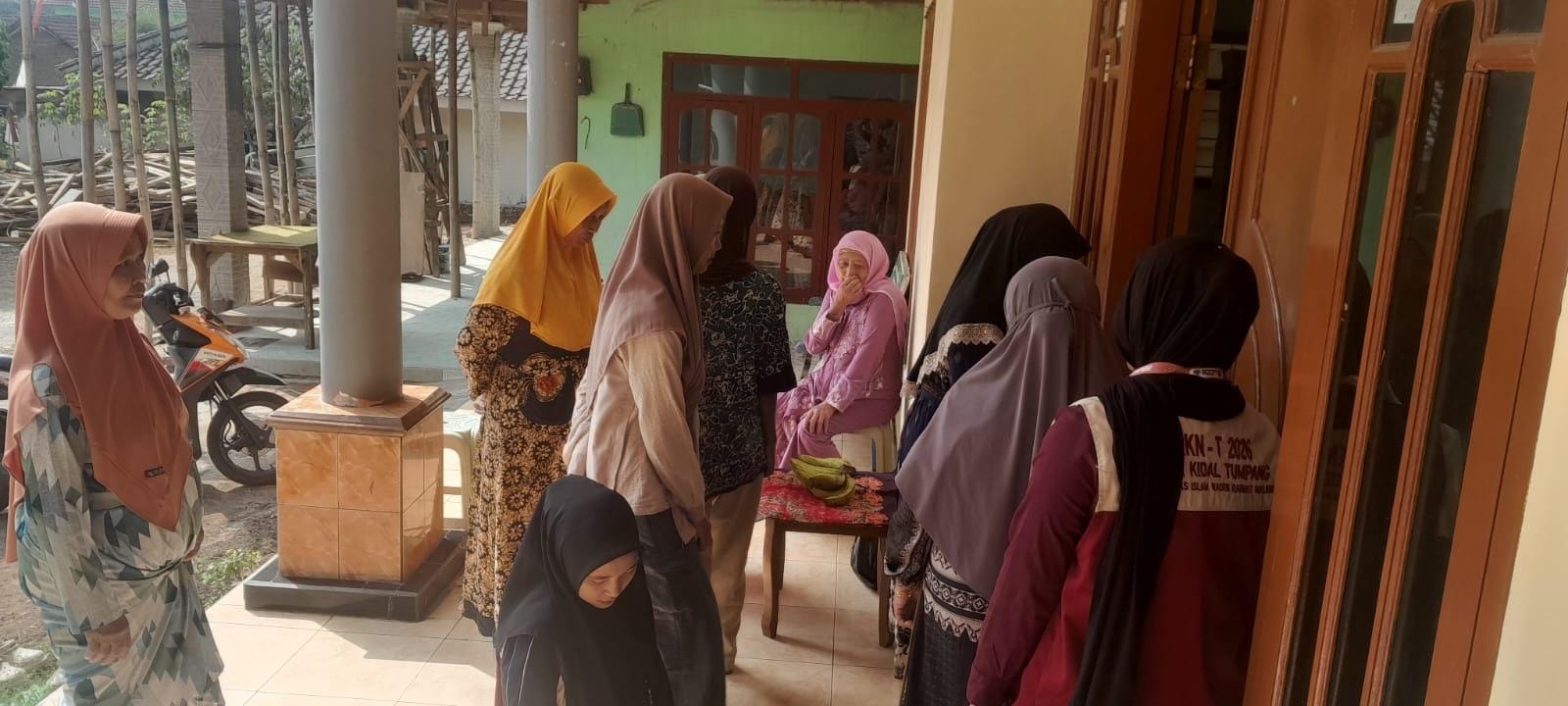 Dukung Pelayanan Posyandu Lansia, Mahasiswa KKN Kelompok 6 Tumpang Tingkatkan Pemantauan Kesehatan Warga di Desa Kidal